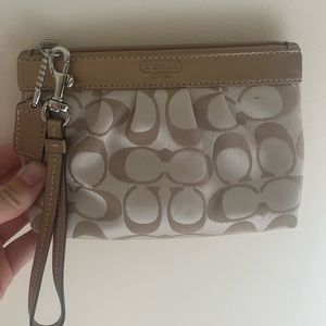 Coach wristlet. Great condition.